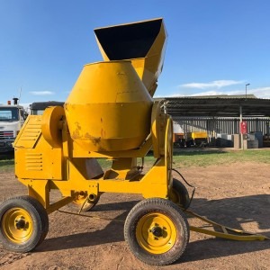 Self Loading Concrete Mixer