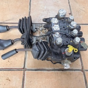 Manitou MT-X732 Telehandler Hydraulic Control Valve Bank
