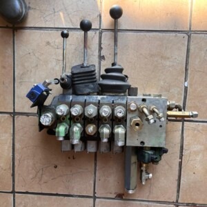 Manitou MT-X732 Telehandler 3 Lever Hydraulic Directional Control Valve